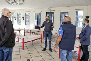 Prensa Municipalidad de Santa Fe El intendente santafesino Emilio Jatón encabezó el recorrido por los espacios de aislamiento habilitados en Upcn y Asoem.