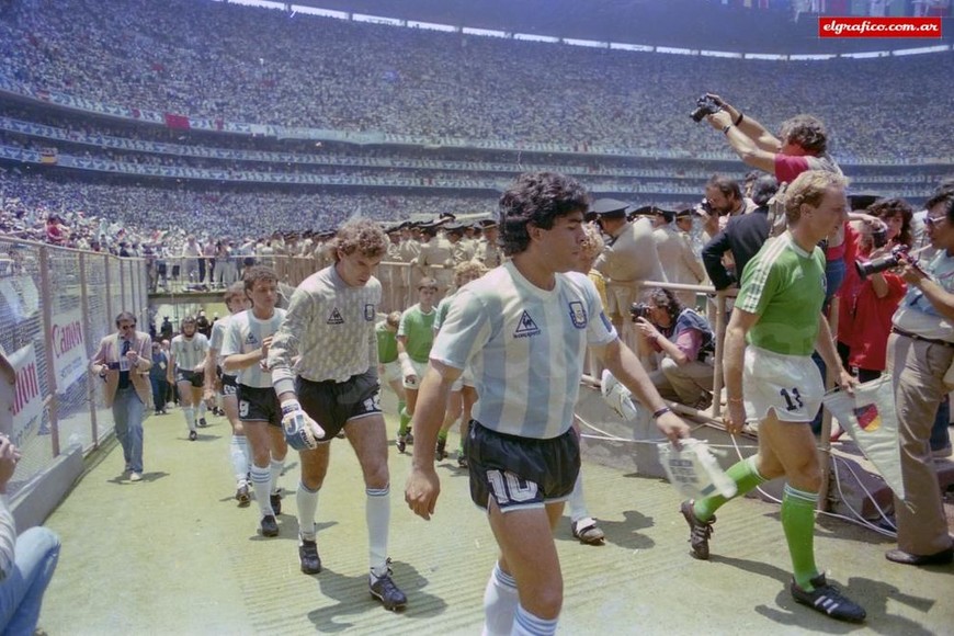 ELLITORAL_325218 |  El Gráfico Saliendo a la cancha del estadio Azteca de México aquél inolvidable 29 de junio de 1986, detrás de Maradona y junto a los jugadores alemanes. Fue uno de los días más gloriosos del fútbol argentino. Ese año, Nery ganó todo: torneo local, Libertadores, copa del mundo con la selección y la Intercontinental.