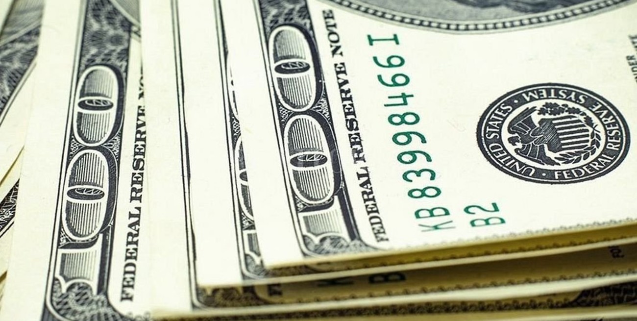 Con bajo volumen de negocios, el dólar País cerró a $ 82,55 