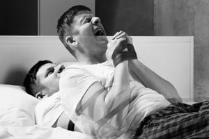 Gentileza REM. Durante la fase del sueño denominada REM (movimientos oculares rápidos, en idioma inglés), fisiológicamente las neuronas que ejecutan los movimientos musculares son inhibidas de manera transitoria, a excepción de algunas como las de los ojos y respiratorias.