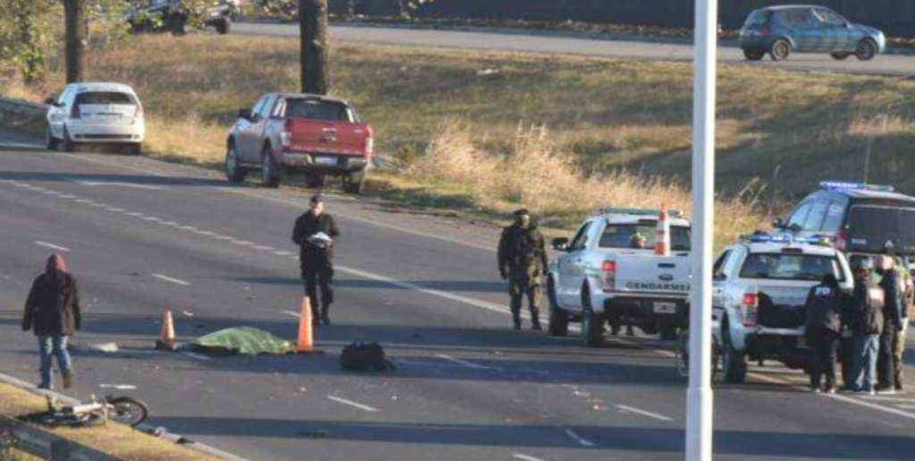 Rosario: un motociclista falleció y un ciclista resultó herido tras chocar contra una camioneta
