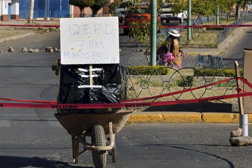 ELLITORAL_311843 |  DIEGO CARTAGENA Restos de una víctima de COVID-19 que murió hace una semana y sus familiares dejaron en la calle por no poder enterrarla, en Cochabamba.