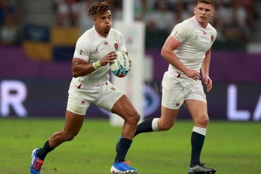 ELLITORAL_267715 |  Gentileza RWC Backs ingleses. Anthony Watson profundiza la ofensiva del Rose Team, con el apoyo del capitán, Owen Farrell.