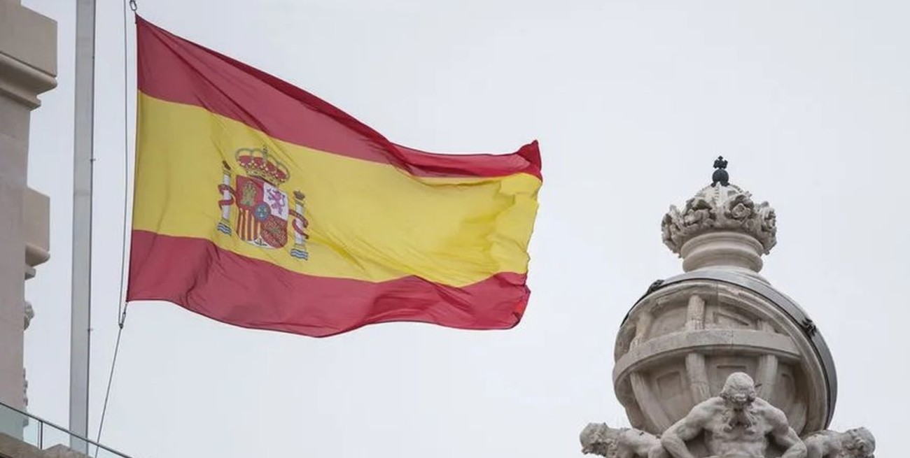 España inicia diez días de luto oficial por las víctimas del coronavirus