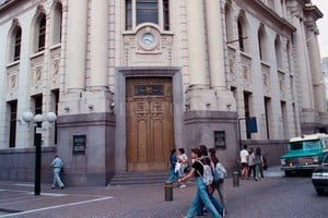 Archivo El Litoral La principal sucursal del Banco Nación en Santa Fe, en la década de 1990 cuando se produjo el  robo del siglo