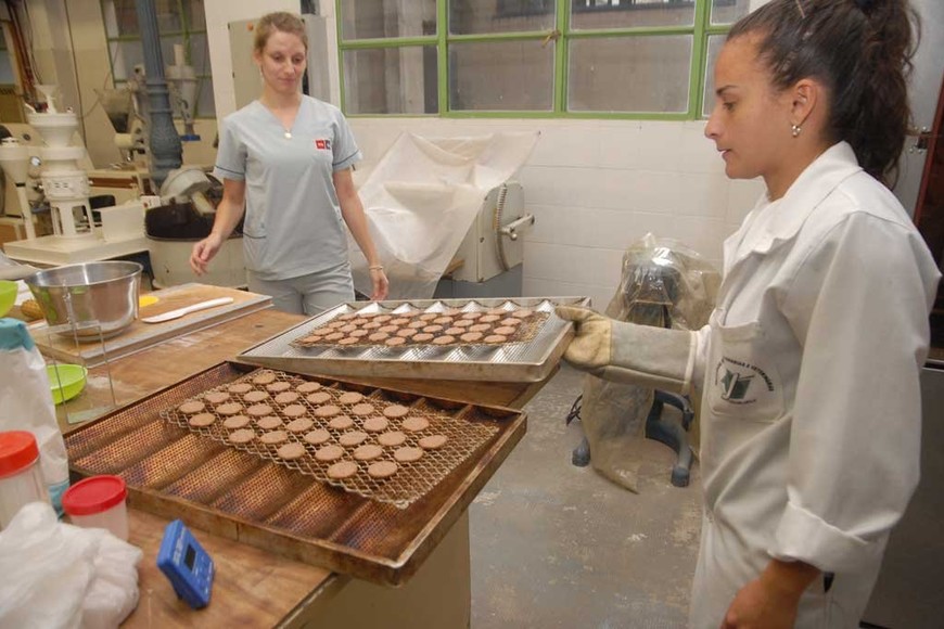 ELLITORAL_227605 |  Flavio Raina ¡A probar! Un intenso aroma a galletitas recién horneadas recorre los pasillos del Instituto de Tecnología en Alimentos, que funciona en la Facultad de Ingeniería Química de la UNL (Santiago del Estero 2829). Están hechas a base de harina de sorgo refinada.