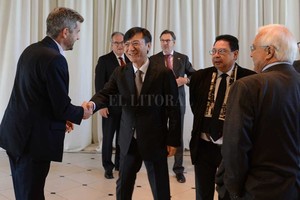 ELLITORAL_211503 |  Presidencia de la Nación El jefe de Gabinete, Marcos Peña, recibió en la residencia presidencial de Olivos, a un grupo de embajadores de países de la región y de los que integran el G20, con quienes mantuvo una conversación acerca de las prioridades del Gobierno de cara al futuro. Los representantes extranjeros le manifestaron su apoyo a la agenda política y económica que está desplegando el presidente Mauricio Macri y, en particular, a las negociaciones con el Fondo Monetario Internacional (FMI).