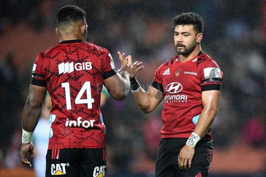 ELLITORAL_320328 |  Gentileza Saanzar All Blacks. Richie Mo\´unga saluda a su compañero de Crusaders, Sevu Reece (14). El apertura del campeón fue elegido MVP del torneo; mientras que el winger también formó parte del equipo ideal.