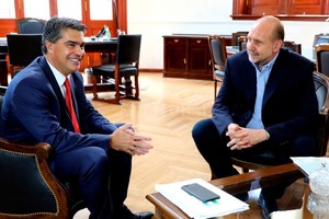 ELLITORAL_280079 |  Gentileza. Capitanich y Perotti estuvieron reunidos en el despacho del mandatario santafesino en Casa Gris.