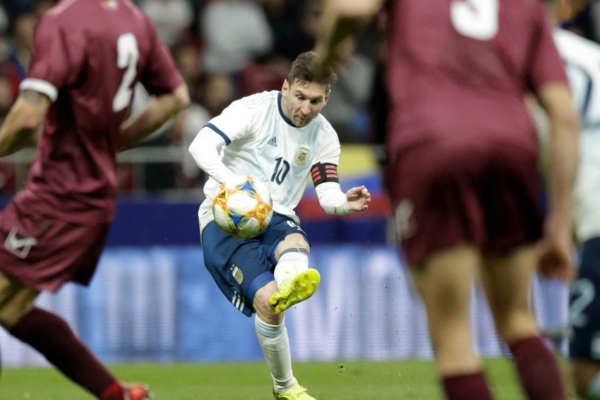 ELLITORAL_241899 |  AFP Tapia ganó la apuesta. No podía ser de otra manera: el tema Messi cayó por peso propio en la charla.  Nosotros nunca reconocemos los ídolos, vivimos al revés de todo el mundo , tiró Chiqui.