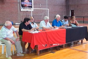 ELLITORAL_234035 |  El Litoral La mesa está servida...La tradicional foto de una asamblea con un orador determinante a la hora de darle a los casi 300 socios todos los datos requeridos. Lo de Alario fue lo más ruidoso, pero además se habló de las inversiones en obras, del dinero que ingresó en el ejercicio y lo que se gastó. Se llegó al superávit de 174 millones de pesos, algo histórico en Colón.