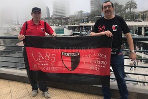 El Litoral La tapa del suplemento deportivo de El Litoral del día siguiente del inolvidable partido, con la foto del golazo del Loco Sandoval.Marcelo y Gabriel Rossi, dos acérrimos y fanáticos sabaleros que viven en Buenos Aires y que no le pierden pisada al equipo, fueron los adelantados que ya se instalaron en Lima.