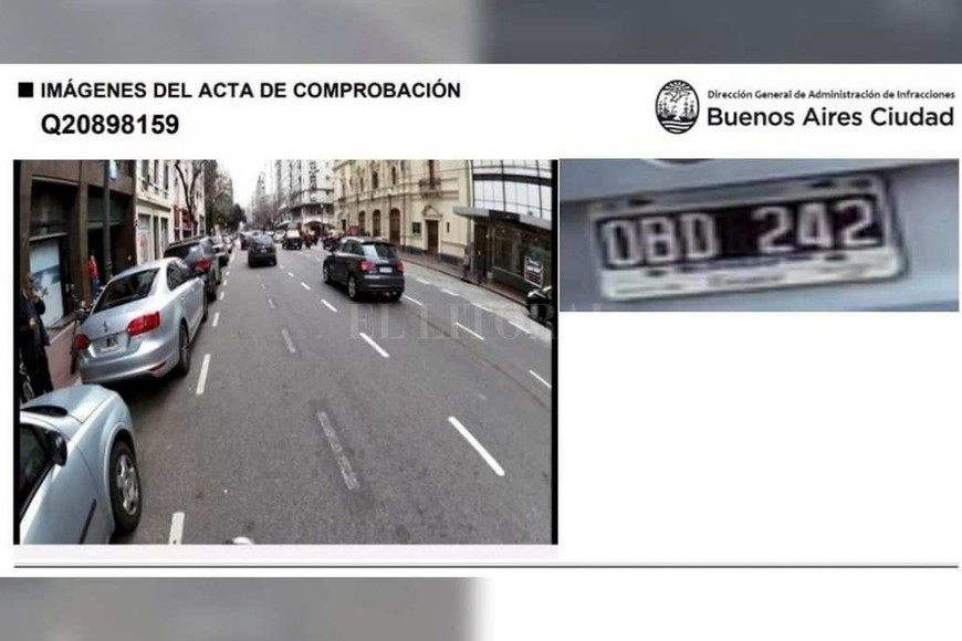 ELLITORAL_258850 |  NA El Volkswagen Voyage que utiliza habitualmente Miguel Ángel Pichetto para trasladarse fue multado por estacionar en un lugar indebido en la Ciudad de Buenos Aires.