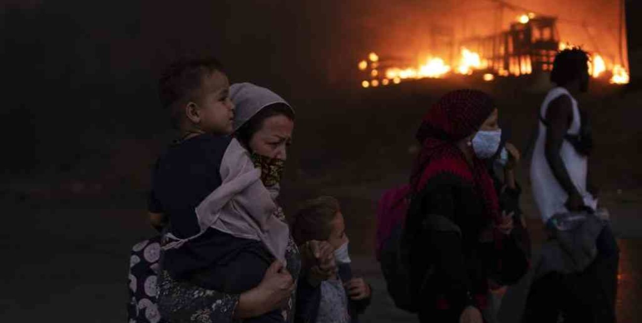 Grecia imputará a seis migrantes por incendio de gran campamento de refugiados