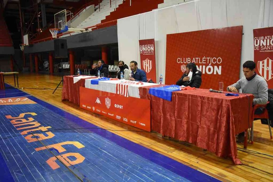 ELLITORAL_321035 |  Pablo Aguirre El profesor Jorge Funes, Ariel Zapata, Azconzábal, Raúl Aredes y Zuccarelli en la mesa principal. Una conferencia con los cuidados protocolares del momento que se vive.