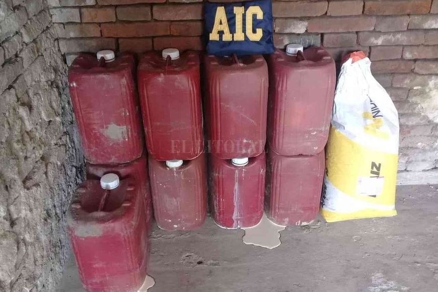 ELLITORAL_319290 |  Prensa Ministerio de Seguridad La Agencia de Investigación Criminal (AIC) incautó bidones con agroquímicos y bolsas de maíz de la partida sustraída en campos de La Clara y Capivara.