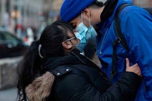 ELLITORAL_295760 |  The Washington Post En algunas partes del mundo se animan al beso con barbijo