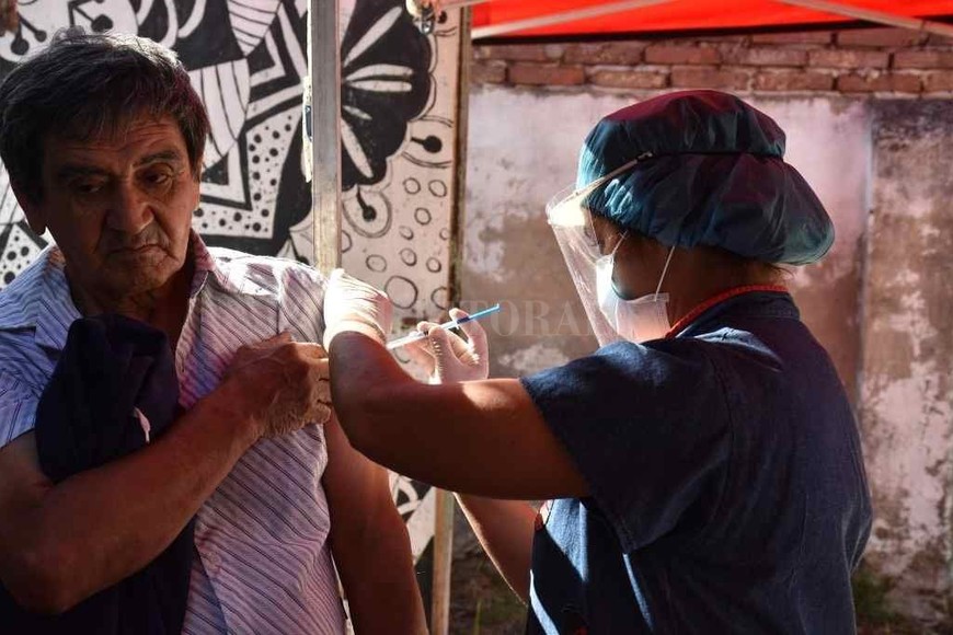 ELLITORAL_321633 |  Guillermo Di Salvatore Vacunación para adultos, barrio Santa Rosa de Lima.