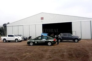 ELLITORAL_261818 |  Gentileza DENUNCIA. Policía de la provincia y Gendarmería acudieron al hangar 8 el domingo por la mañana, tras un llamado que informaba del hecho.