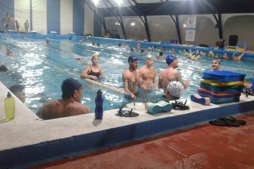 ELLITORAL_298227 | Gentileza. La pileta, un sello. Todas las generaciones, desde los bajitos de 3 años que aprender a nadar hasta los abuelos, concurren a la pileta climatizada de 6 a 22 de lunes a viernes. Y abre los sábados de 10 a 19.