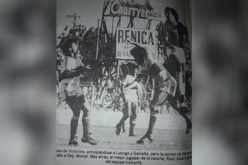 ELLITORAL_311819 |  El Litoral El uruguayo salta para cabecear en el partido de la primera fecha, en un Centenario repleto de gente y expectativa, ante Deportivo Morón.