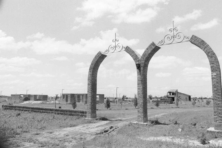 ELLITORAL_315672 |  Archivo El Litoral Allá por la década del 70 se tomó la decisión de construir La Tatenguita, un gran loteo con un sector que el club se reservó para construir un predio que, con el tiempo, la modernización y el crecimiento que tuvo el fútbol, tampoco le sirve en los tiempos actuales. Fue concebido para una estructura futbolística muy diferente a la actual.