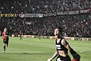 ELLITORAL_312257 |  Manuel Alberto Fabatía La imagen de Braian Galván gritando su gol ante Estudiantes, el Pulga Rodríguez que llega a saludarlo y la gente eufórica en las plateas.