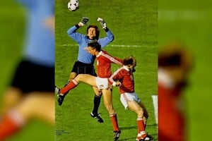 ELLITORAL_305046 |  Archivo El Litoral Poco de fútbol. En la foto, el arquero alemán Sepp Maier intenta quedarse con un centro ante el acecho de los polacos Szarmach y Lato. Fue en el Monumental de River hace 42 años, durante el partido inaugural del Mundial ?78 organizado por Argentina. Alemania (campeón vigente) y Polonia igualaron 0 a 0 en un mediocre encuentro. Mientras, a pocas cuadras del estadio, se vivían momentos de horror cuando eran torturados los detenidos por la dictadura militar.