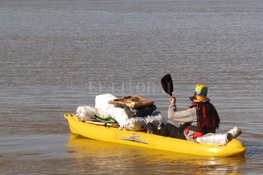 ELLITORAL_215284 |  Gentileza En kayaks y piraguas fueron retirando del agua los materiales sólidos recolectados.