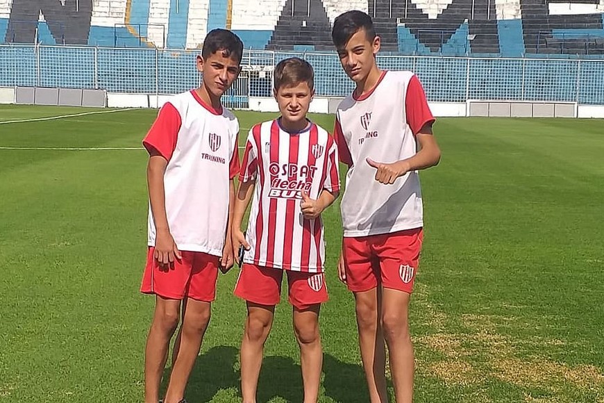 ELLITORAL_296230 |  El Litoral Juega en pre-novena. Posando junto a Nicolás Centurión y Bautista Sioli en cancha de Atlético Tucumán. Nació un 15 de abril, el día de los 100 años y sueña con jugar en la Primera del Tate.