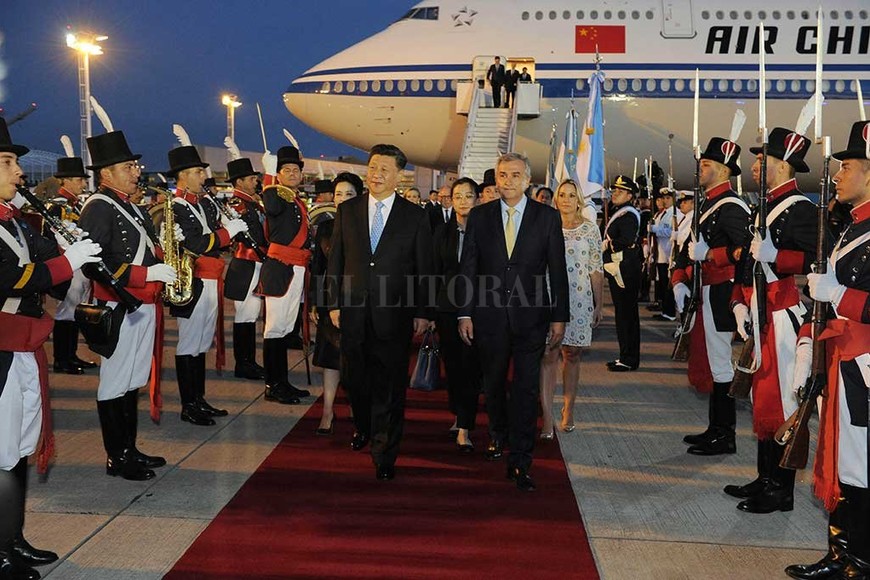 ELLITORAL_231267 |  Télam El presidente de China , Xi Jinping , fue recibido con un despliegue ceremonial mayor al de sus pares. Esto en razón de que vino a la Argentina en visita de Estado, lo que implica un riguroso protocolo. Que también incluyó  blooper , cuando la banda del Regimiento de Patricios confundió con él a otro miembro de su comitiva, y empezó a tocar antes de tiempo.