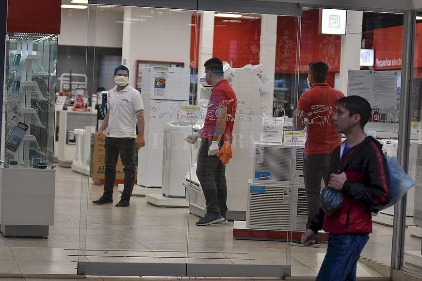 ELLITORAL_295764 |  Guillermo Di Salvatore Se mira pero no se toca: las casas de electrodomésticos siguen teniendo restrigidas sus ventas a la modalidad on line.