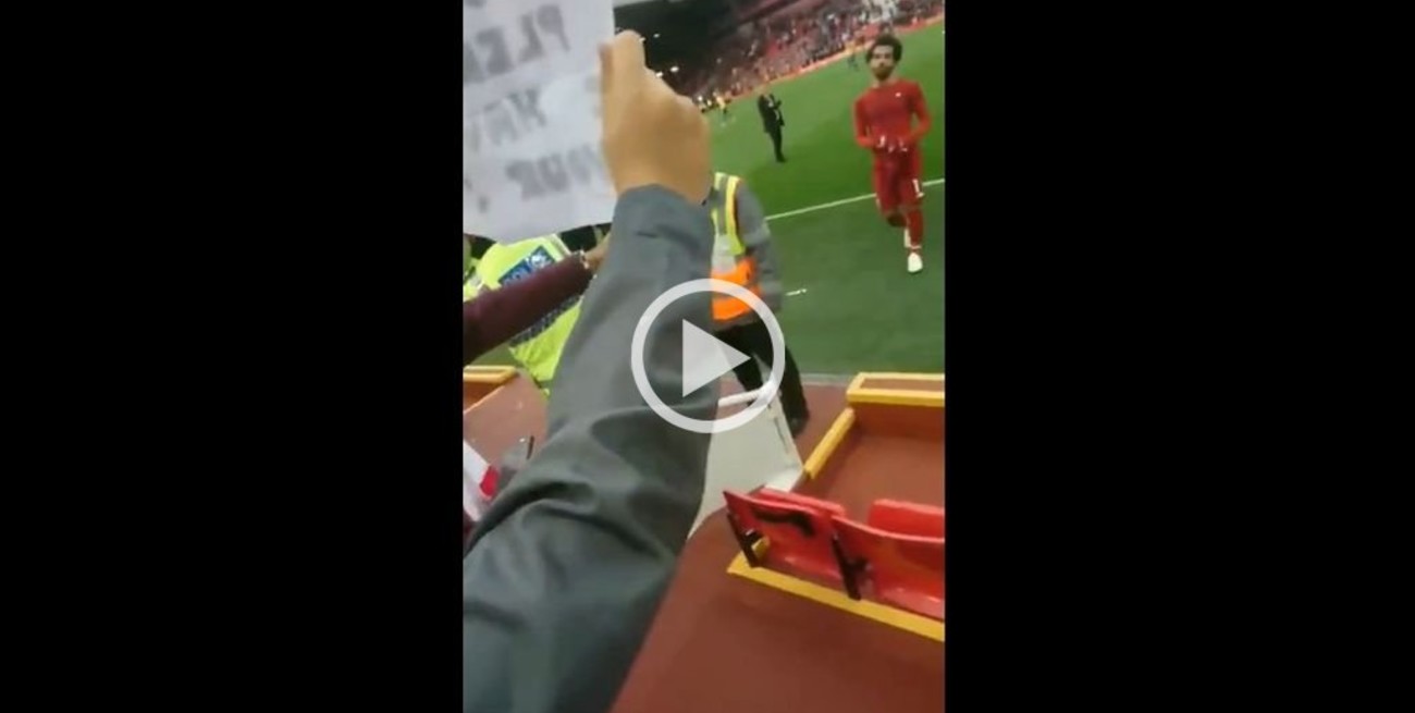 Sueño cumplido: Un niño consiguió la camiseta de su ídolo Mohamed Salah