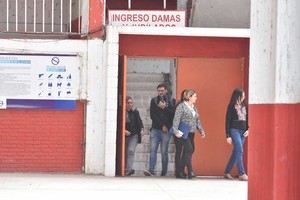 ELLITORAL_262092 |  Guillermo Di Salvatore Las fiscales María Laura Urquiza y Mariela Jiménez ingresaron a la sede del club pasadas las 8 de la mañana en busca de evidencias.