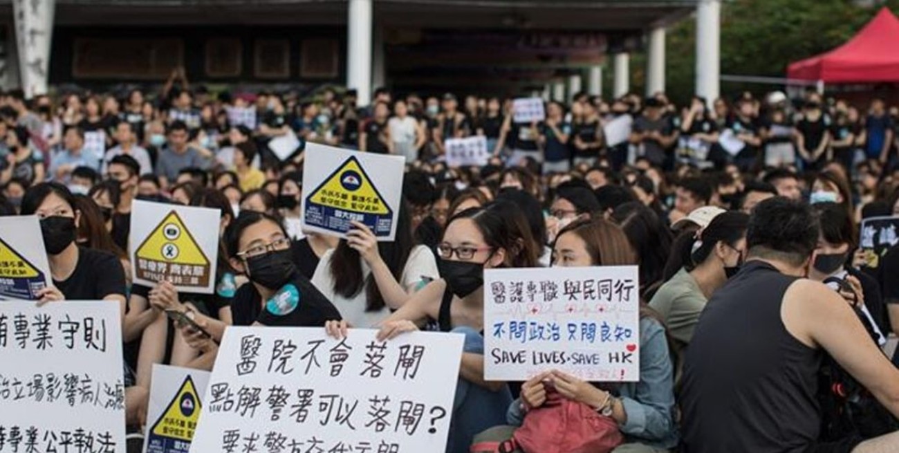 La Justicia de Hong Kong repone la ley que prohíbe las máscaras en las protestas