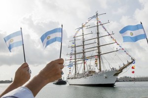 Armada Argentina SHM37 MIAMI (FL,EE.UU), 24/05/2017.- La fragata Libertad, buque-escuela de la Armada argentina, llega hoy, miércoles 24 de mayo de 2017, al puerto de Miami, donde no recalaba desde 1999 y servirá este jueves de escenario para la celebración de la fiesta nacional del 25 de Mayo. La nave de cuatro palos y más de 103 metros de eslora no entró al puerto con sus imponentes velas desplegadas, sino a motor y remolcada, pues las normas portuarias de Miami prohíben por razones de seguridad, la maniobra a vela. EFE/Giorgio Viera.