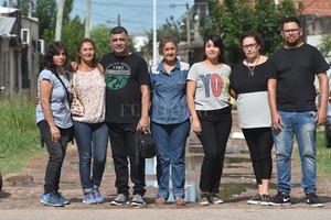 Mauricio Garín En contexto. Integrantes del equipo que participó en el estudio antropométrico en niños y niñas, junto a la presidenta de la vecinal (centro) y la representante del Consejo de Administración del Hospital de Niños.