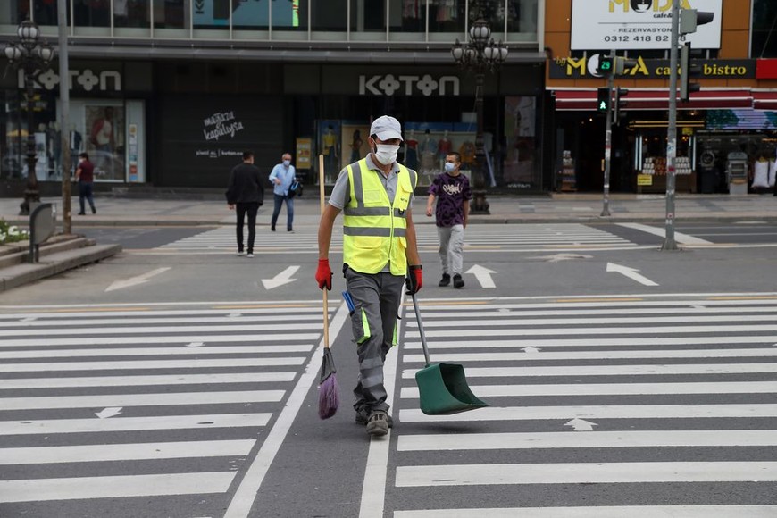 ELLITORAL_308982 |  Xinhua (200621) -- ANKARA, 21 junio, 2020 (Xinhua) -- Un trabajador de limpieza porta una mascarilla mientras trabaja en una calle, en Ankara, Turquía, el 21 de junio de 2020. Turquía confirmó que los casos de la COVID-19 aumentaron el domingo en 1.192 y 23 personas más murieron, elevando el número de muertos a 4.950, dijo el ministro turco de Salud, Fahrettin Koca. El número total de casos confirmados de coronavirus fue de 187.685 en el país, tuiteó el ministro. (Xinhua/Mustafa Kaya) (mm) (rtg) (dp)