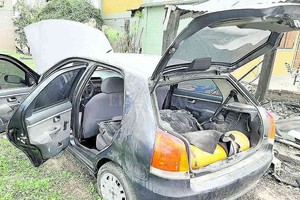 Archivo El Litoral El Fiat Palio utilizado para sacar al piloto y la droga de zona rural fue hallado en junio de este año, en proceso de desguace, en una vivienda de Arroyo leyes.