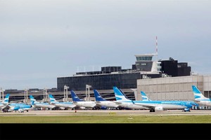 ELLITORAL_323352 |  Noticias Argentinas Aviones en tierra. No hay vuelos comerciales dentro del país.