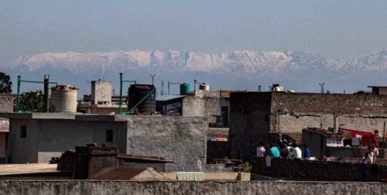 Histórico: bajó la contaminación y se puede ver el Himalaya por primera vez en 30 años 