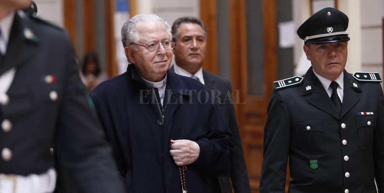 Francisco expulsó del sacerdocio a un cura chileno condenado por abuso de menores