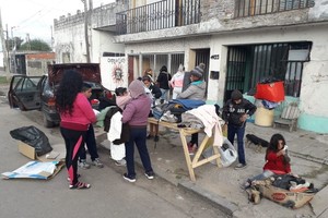 ELLITORAL_253022 |  Gentileza Las colaboradoras también clasifican ropa abrigada para donar. El nuevo parador queda en Santa Rosa de Lima. Todos ayudan a quienes necesitan una mano.
