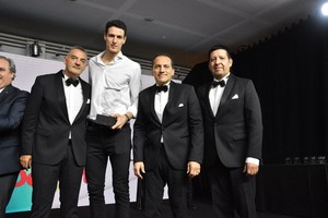 ELLITORAL_274081 |  Manuel Alberto Fabatía El  28  para Caffaro Los integrantes de la Agencia Santa Fe Deportes ?Fabián Acosta, Fabián Tavella y Darío Pignata? junto al basquetbolista Agustín Caffaro, que fue uno de los tres santafesinos que se colgaron la medalla de oro en los Juegos Panamericanos, consiguiendo la plaza para los Juegos Olímpicos de Tokio y además fue uno de los pivot del equipo subcampeón en el Mundial FIBA disputado en la República Popular China.