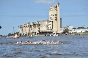 Flavio Raina ¿La postal del futuro...? En los metros iniciales de la prueba, el compacto pelotón traza una senda que fue recorrida en seis oportunidades, para completar los 15 kilómetros de extensión.