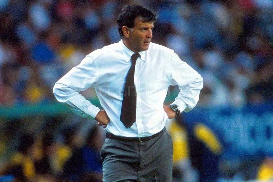 ELLITORAL_311552 |  El Litoral Tres veces DT de Estudiantes La  pinta  de Eduardo Solari en esos tiempos de entrenador, donde por ejemplo tiene un dato increíble: en La Plata, dirigió a Gimnasia un año y al otro año a Estudiantes. En Rosario, dirigió a Newell?s con el  Indio  y luego a Central. Fue DT de Madelón y de Azconzábal.