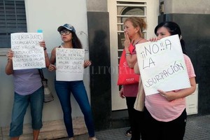 ELLITORAL_289771 |  Periodismo Ciudadano / WhatsApp Con pancartas, los vecinos lindantes a los terrenos usurpados llevaron su reclamo al Juzgado Federal