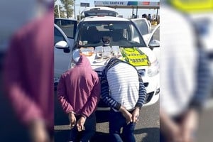 ELLITORAL_310319 |  Archivo El Litoral Momento en el que Wabeke y otro sujeto fueron detenidos el pasado 8 de abril en la autopista. En el auto llevaban casi 5 kilos de cocaína.