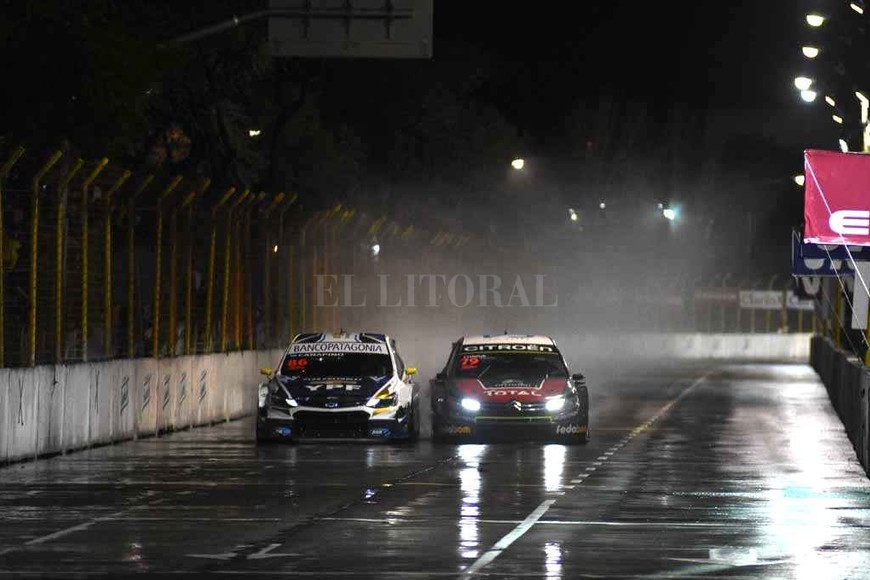 ELLITORAL_221366 |  Flavio Raina El espectáculo lo dio el 79. Chapur se le animó a todos Facundo Chapur con el C4 Lounge fue uno de los grandes protagonistas de la carrera nocturna en el Callejero Ciudad de Santa Fe. El cordobés largó desde la 4ta ubicación; primero superó a Ardusso, luego a Pernía y finalmente fue  a la chapa  con Canapino para quedarse con el 1º lugar en la carrera (imagen). Producto de la maniobra con Canapino el auto quedó dañado y finalmente Chapur terminó perdiendo el control del Citroën y terminó contra las gomas.