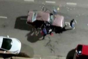 Gentileza Alte.  Brown y Ceballos. En el video se puede observar como un grupo de jóvenes que venía  compitiendo  agarraron a patadas  a un Renault e intentaron arrancarle las puertas.